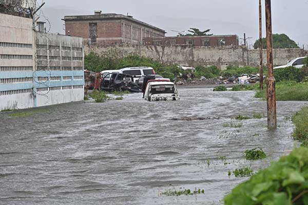 Fotografía de una calle inundada debido al paso del huracán Melissa en Kingston, Jamaica. EFE/Rudolph Brown
